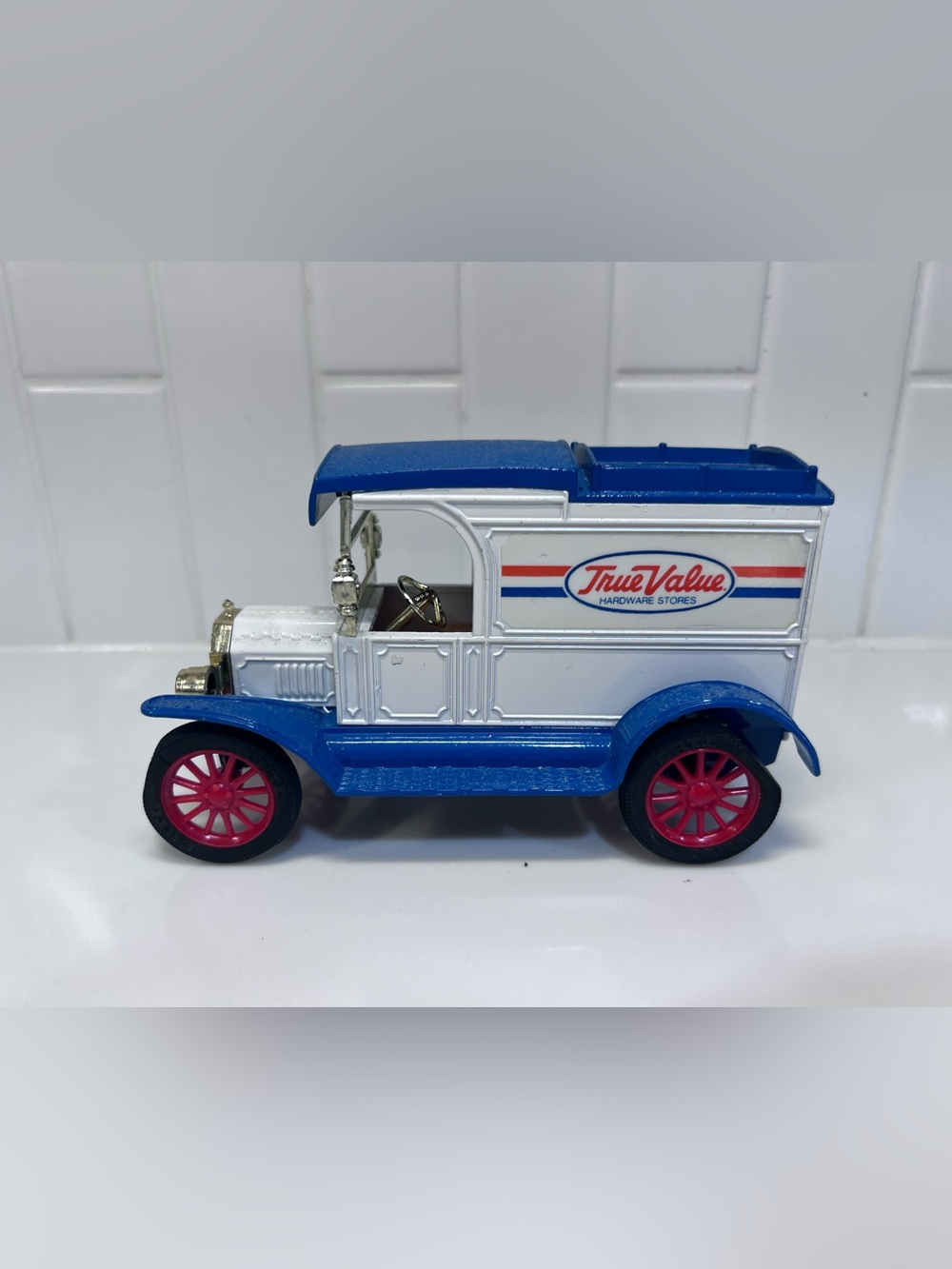 ERTL True Value 1913 Ford Model T Van Diecast Coin Bank 1/25 Scale